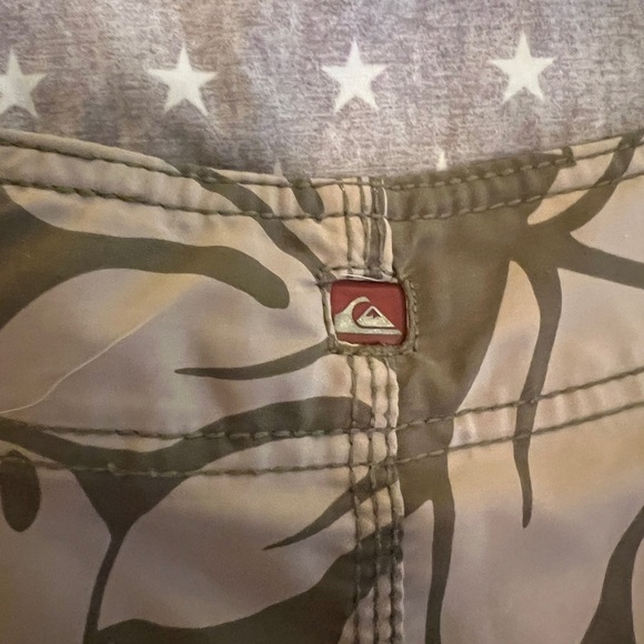 Quiksilver board shorts 10” inseam Hawaiian floral print - khaki green/tan - Picture 4 of 10